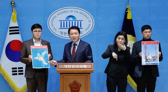 中 서해 설치 불법구조물에 헬기장…지적하는 성일종