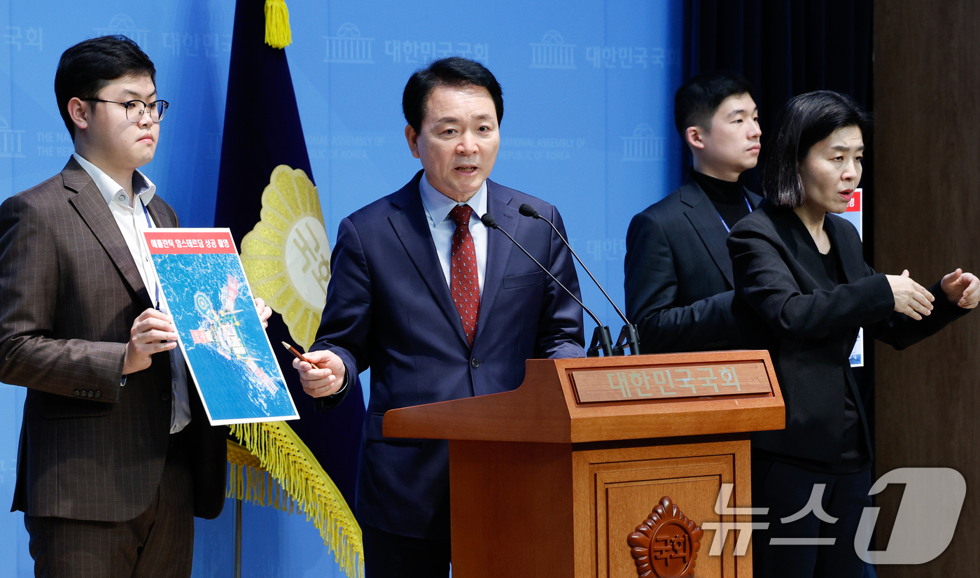 (서울=뉴스1) 안은나 기자 = 국회 국방위원장인 성일종 국민의힘 의원이 22일 오후 서울 여의도 국회 소통관에서 중국이 서해에 설치한 불법 해상구조물 관련 기자회견을 하고 있다. …