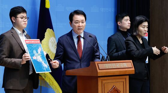 성일종 '中 서해 불법 구조물 상공 촬영보니'