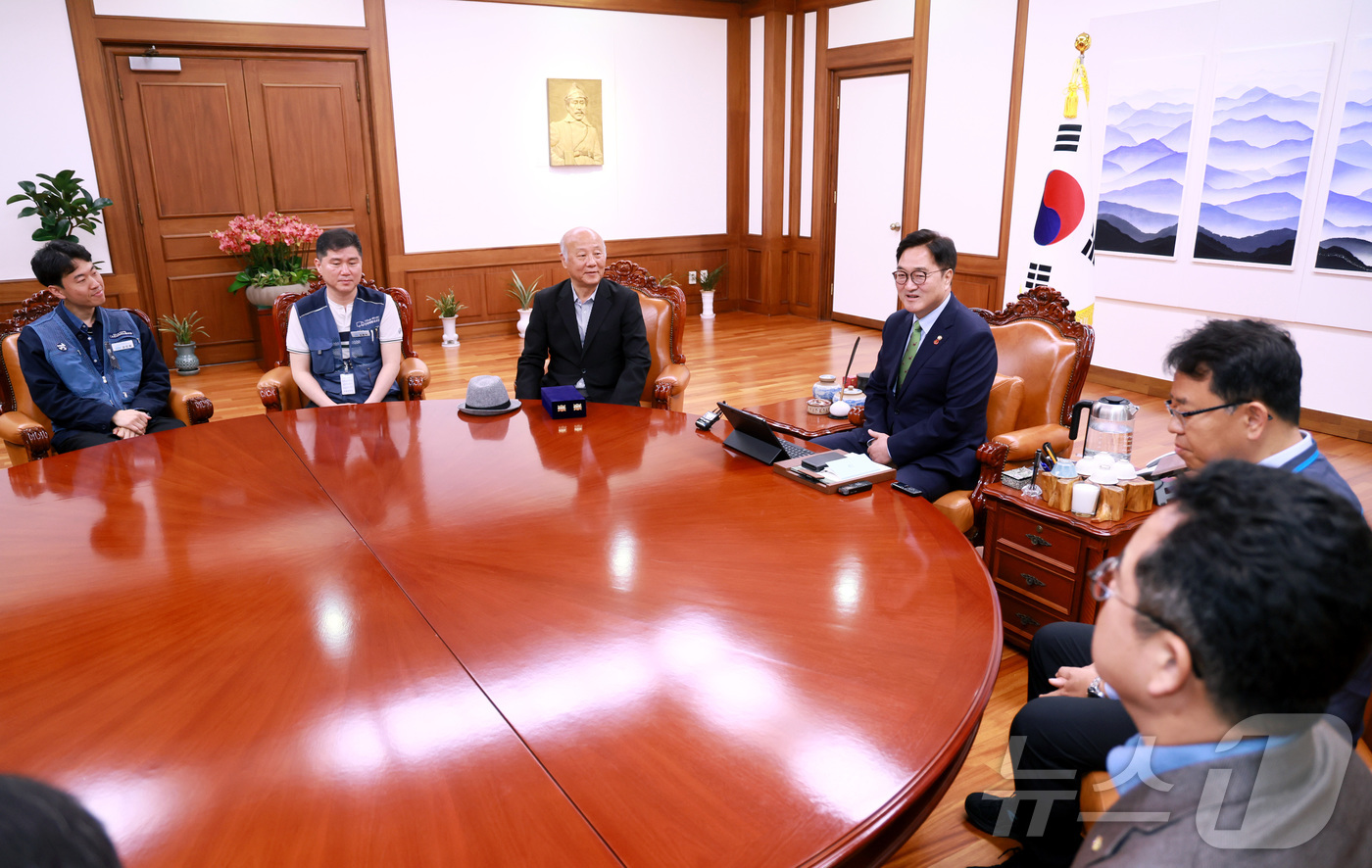 (서울=뉴스1) = 우원식 국회의장이 22일 오전 서울 여의도 국회에서 택배노동자 과로사 대책위원회로부터 감사패를 받은 뒤 인사말을 하고 있다. (국회의장실 제공, 재판매 및 DB …