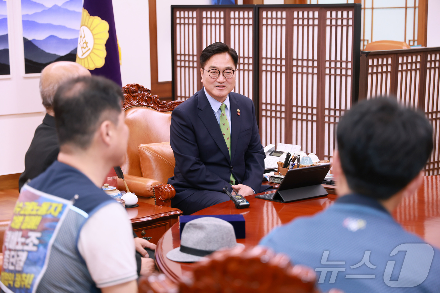 (서울=뉴스1) = 우원식 국회의장이 22일 오전 서울 여의도 국회에서 택배노동자 과로사 대책위원회로부터 감사패를 받은 뒤 인사말을 하고 있다. (국회의장실 제공, 재판매 및 DB …
