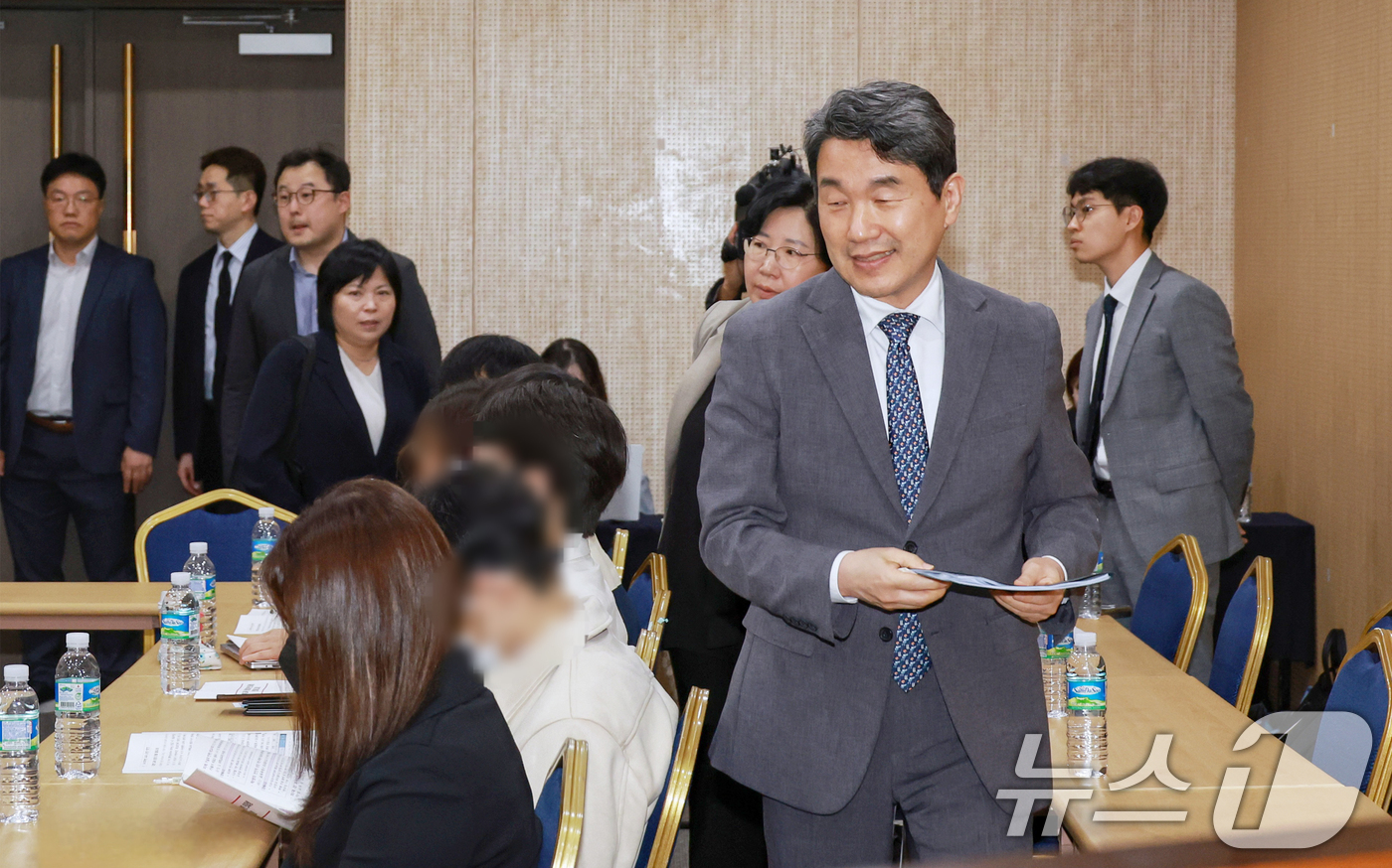 (서울=뉴스1) 민경석 기자 = 이주호 사회부총리 겸 교육부 장관이 22일 오후 서울 강남구 한국과학기술회관에서 열린 '의대교육 정상화를 위한 의과대학 학생 간담회'에 참석하고 있 …