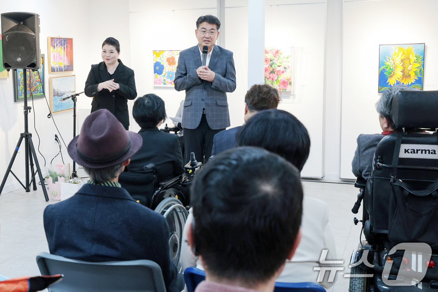 (서울=뉴스1) 민경석 기자 = 오승록 노원구청장이 22일 오후 서울 노원구 화랑대철도공원 내 경춘선숲길 갤러리에서 열린 제45회 장애인의 날 기념전 '그림 봄 길전' 개막식에 참 …