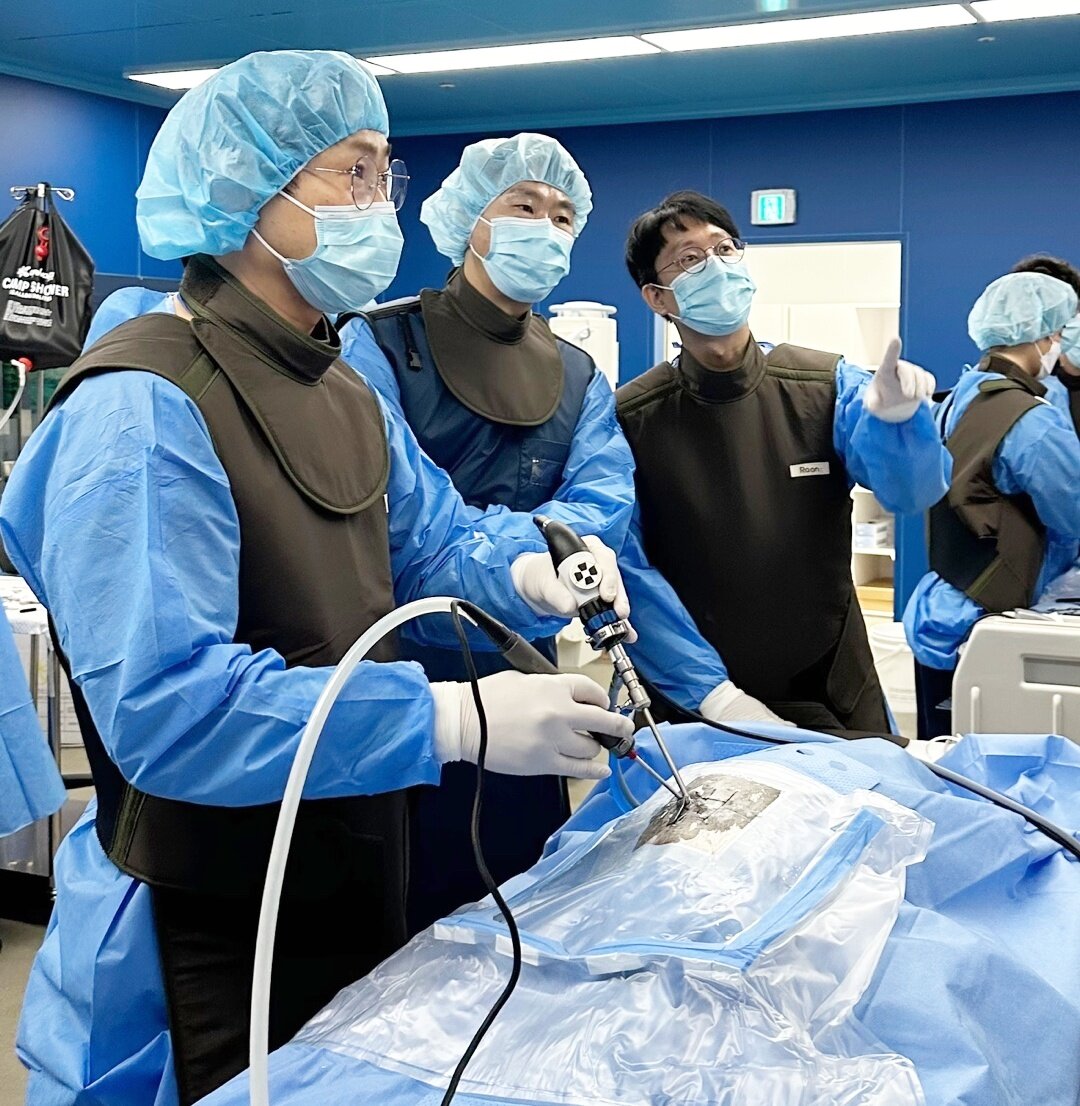 본문 이미지 - 김용선 본동물의료센터 원장(왼쪽에서 세 번째)이 제1회 척추 내시경 실습 세미나에서 수의사들에게 실습을 지도하고 있다(본동물의료센터 제공). ⓒ 뉴스1