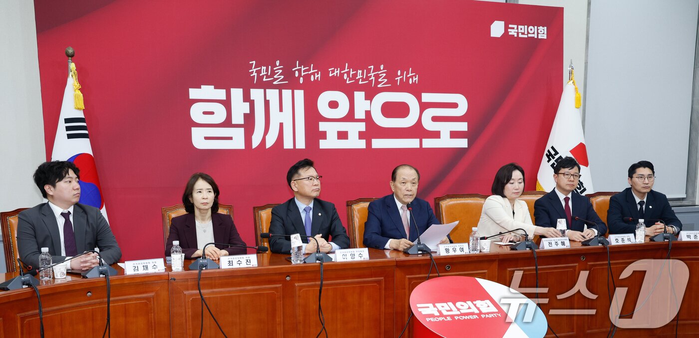 본문 이미지 - 황우여 국민의힘 선거관리위원장이 22일 오후 서울 여의도 국회에서 대통령 후보자 선출 2차 경선 진출자 김문수, 안철수, 한동훈, 홍준표 후보를 발표하고 있다. 2025.4.22/뉴스1 ⓒ News1 안은나 기자