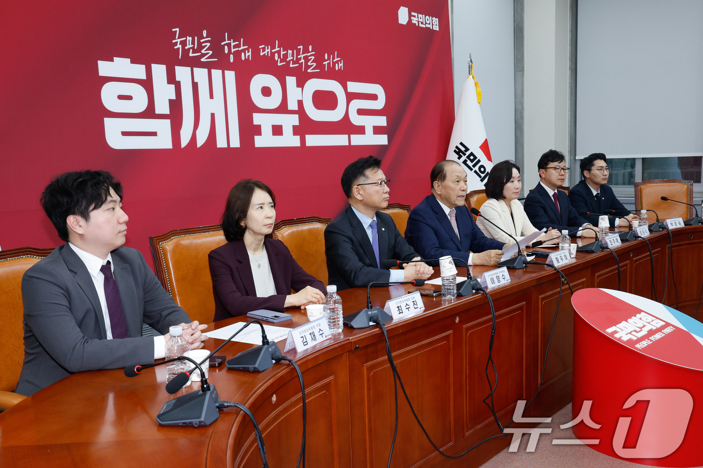 (서울=뉴스1) 안은나 기자 = 황우여 국민의힘 선거관리위원장이 22일 오후 서울 여의도 국회에서 대통령 후보자 선출 2차 경선 진출자 김문수, 안철수, 한동훈, 홍준표 후보를 발 …