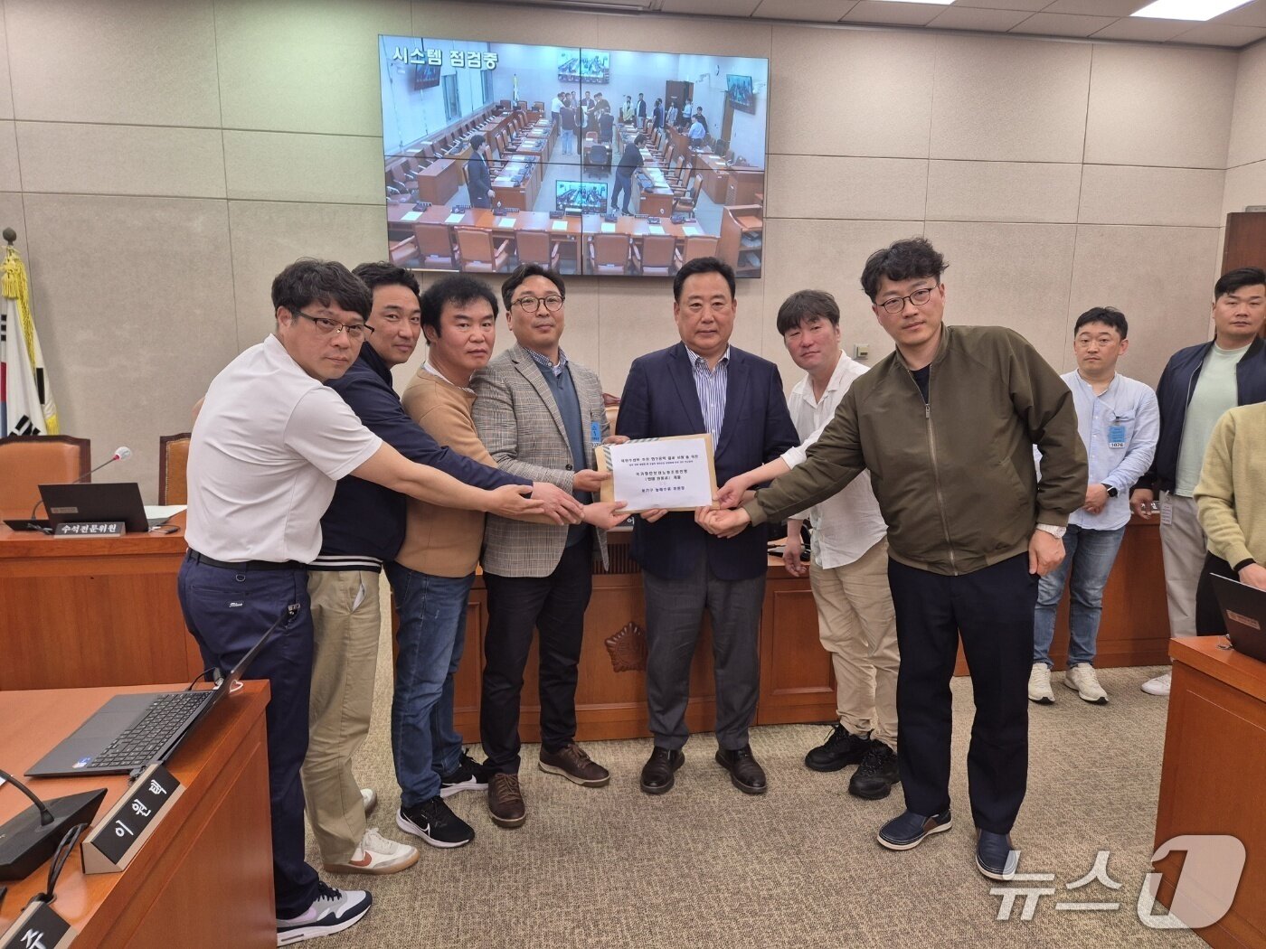 본문 이미지 - 항보연과 어기구 위원장이 22일 간담회 뒤 연구용역 이행 촉구를 위한 항보연 소속 2000명의 연대 탄원서를 제출하기 전 기념사진을 찍고 있다.&#40;항보연 제공. 재판매 및 DB 금지&#41;