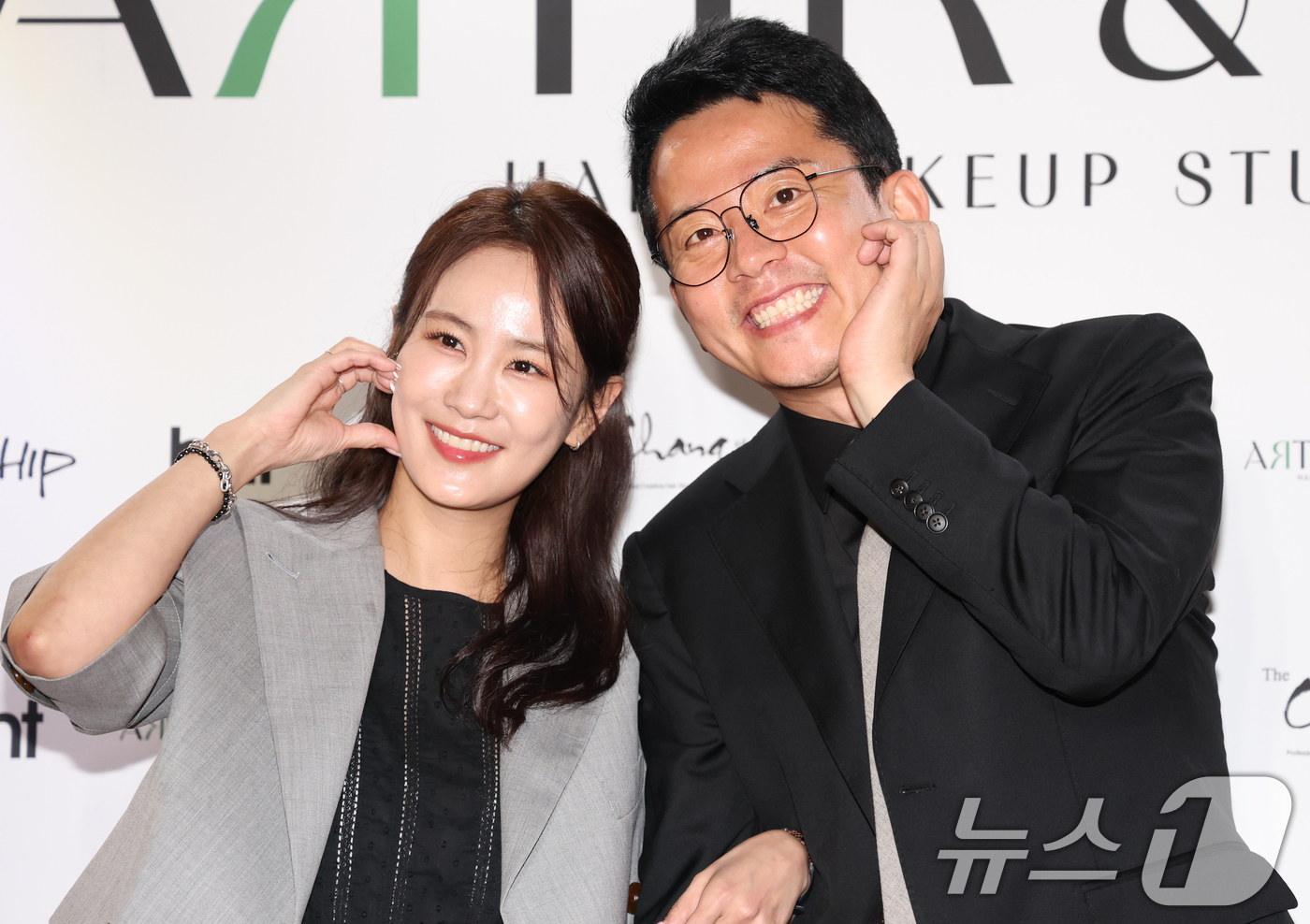 (서울=뉴스1) 권현진 기자 = 개그맨 김지민, 김준호 예비부부가 22일 서울 강남구 한 카페에서 열린 ‘아티르 & 아르즈’ 오프닝 행사에 참석해 포즈를 취하고 있다. 2025.4 …