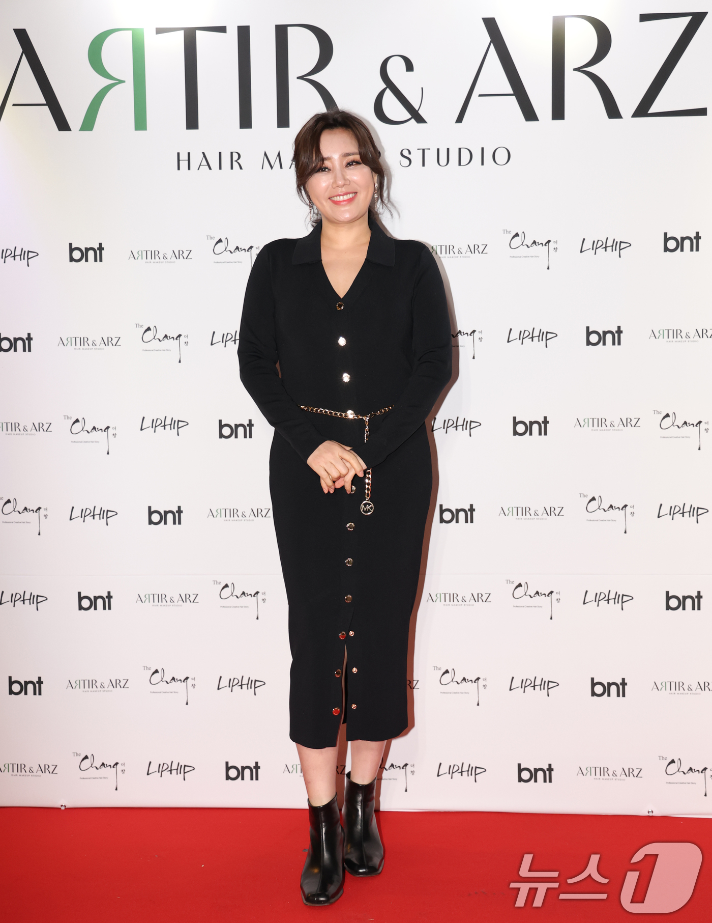 (서울=뉴스1) 권현진 기자 = 뮤지컬배우 신영숙이 22일 서울 강남구 한 카페에서 열린 ‘아티르 & 아르즈’ 오프닝 행사에 참석하고 있다. 2025.4.22/뉴스1