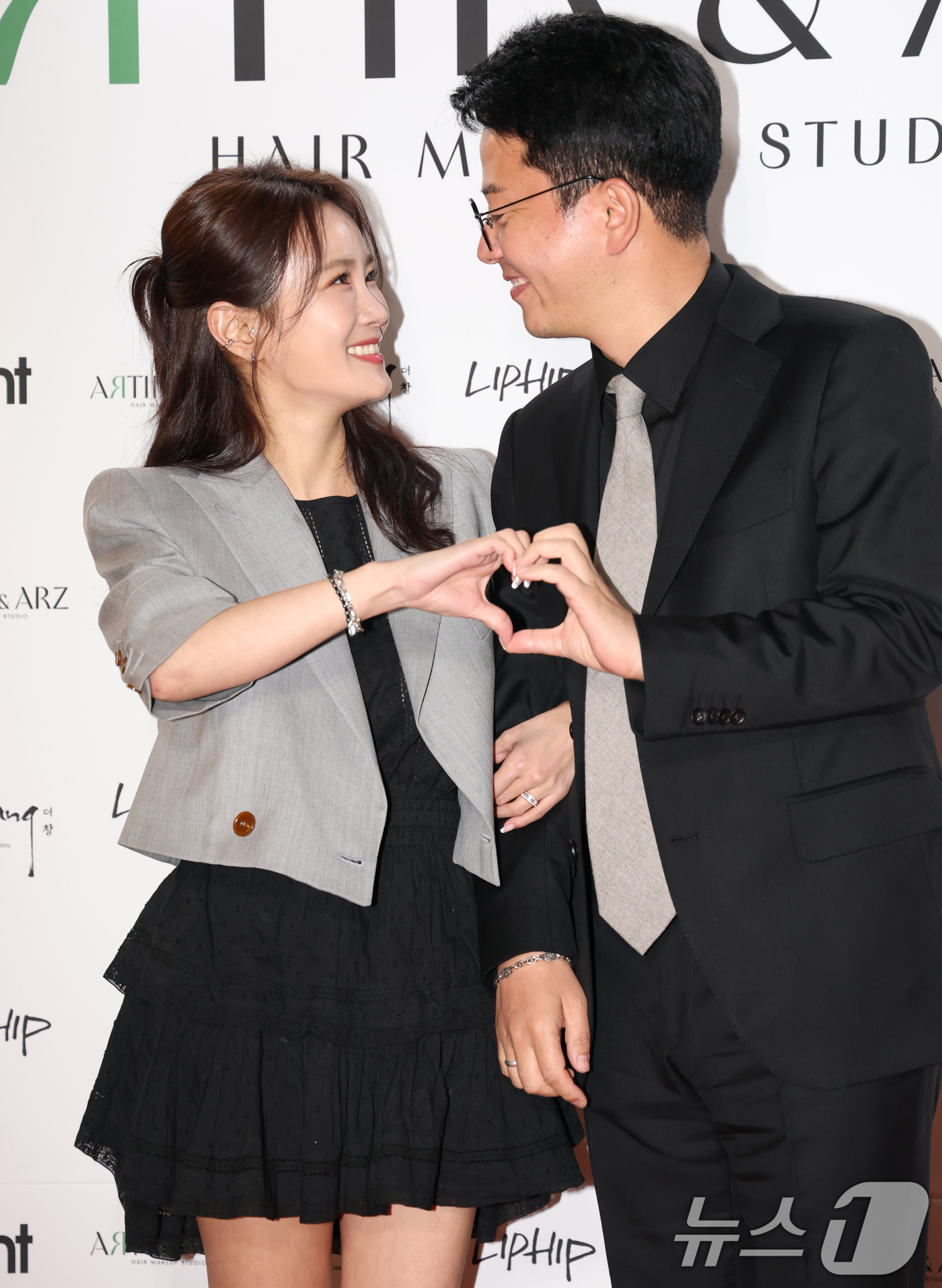 (서울=뉴스1) 권현진 기자 = 개그맨 김지민, 김준호 예비부부가 22일 서울 강남구 한 카페에서 열린 ‘아티르 & 아르즈’ 오프닝 행사에 참석해 포즈를 취하고 있다. 2025.4 …