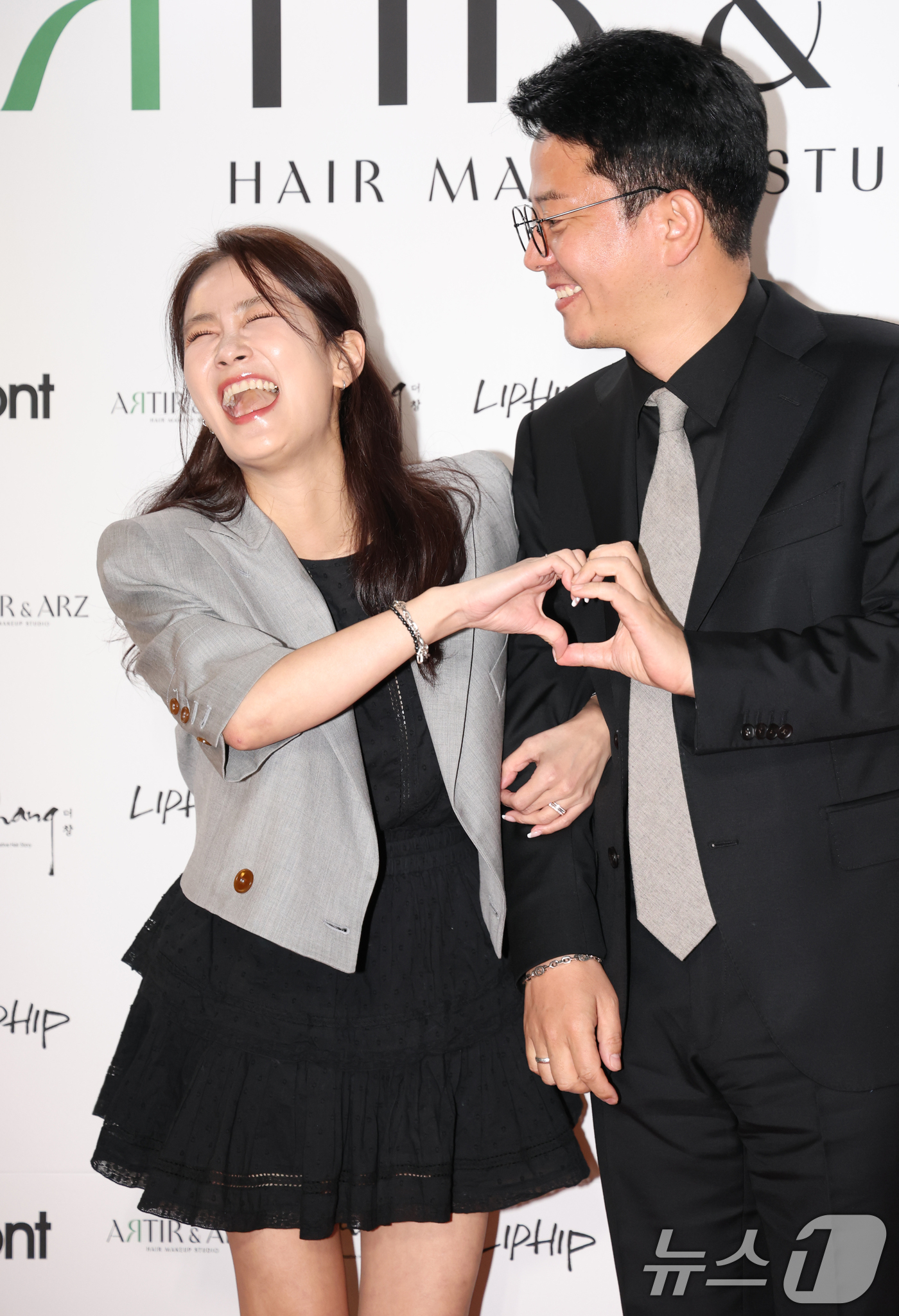 (서울=뉴스1) 권현진 기자 = 개그맨 김지민, 김준호 예비부부가 22일 서울 강남구 한 카페에서 열린 ‘아티르 & 아르즈’ 오프닝 행사에 참석해 포즈를 취하고 있다. 2025.4 …