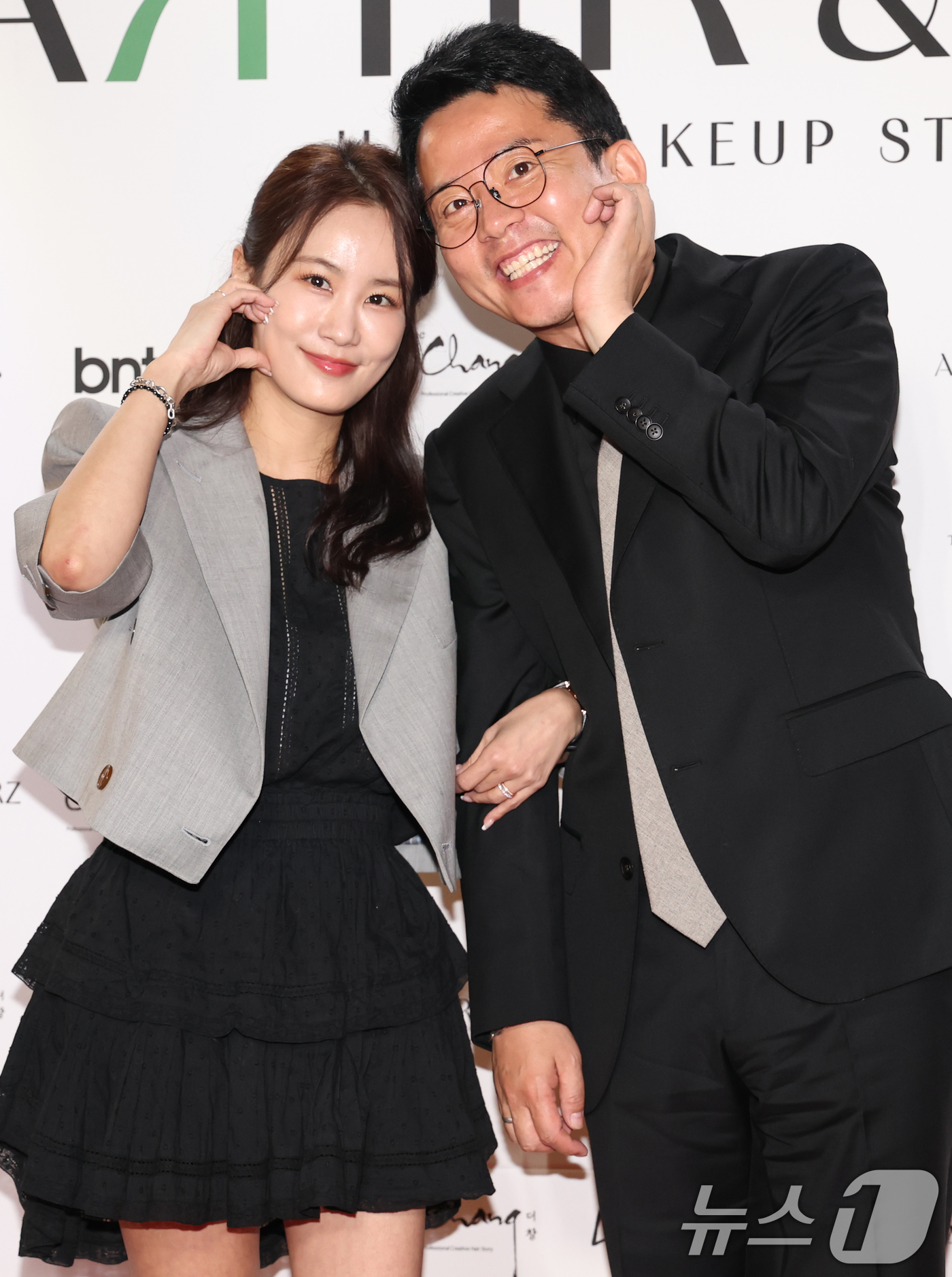 (서울=뉴스1) 권현진 기자 = 개그맨 김지민, 김준호 예비부부가 22일 서울 강남구 한 카페에서 열린 ‘아티르 & 아르즈’ 오프닝 행사에 참석해 포즈를 취하고 있다. 2025.4 …