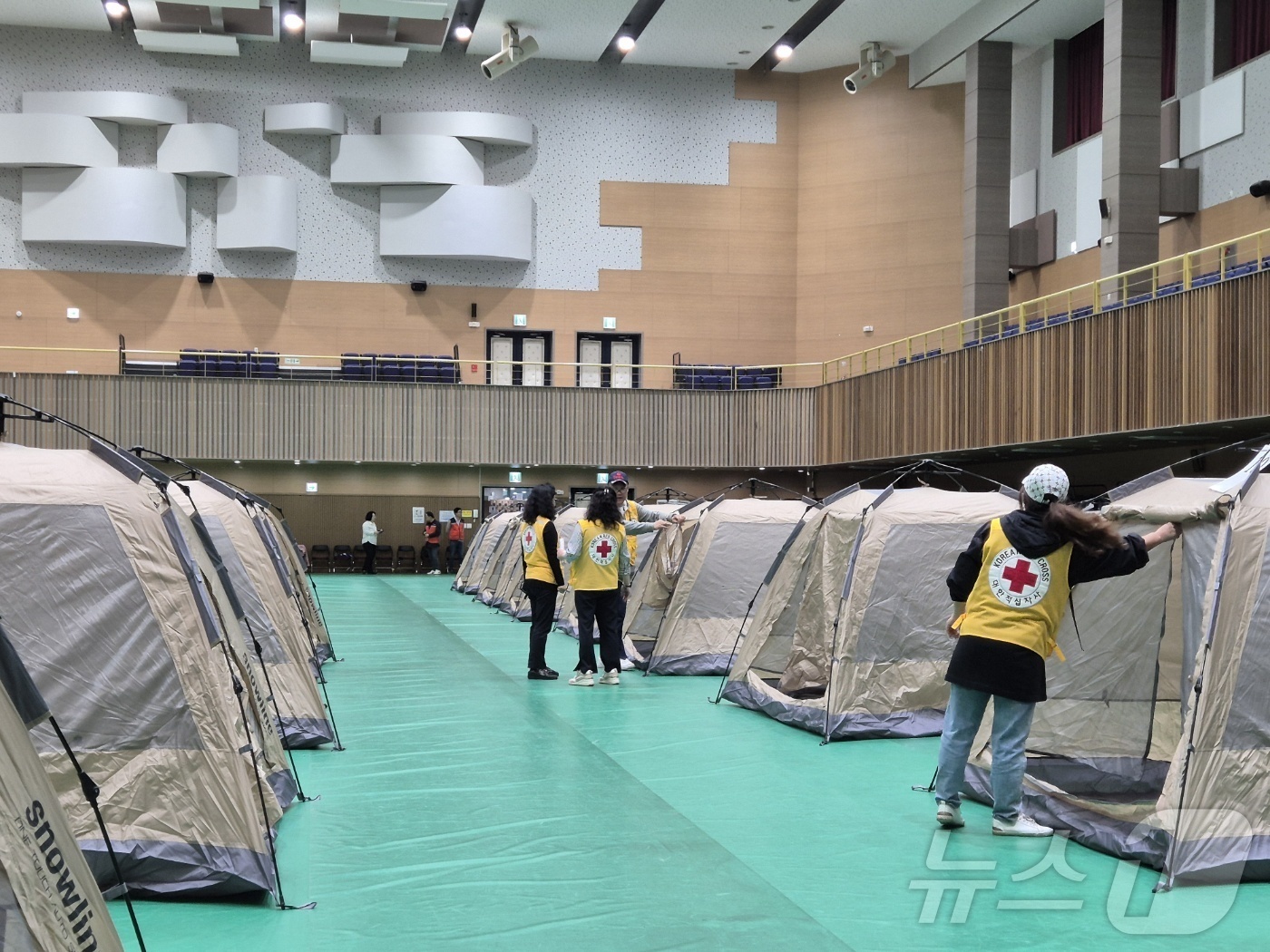 (남양주=뉴스1) 양희문 기자 = 22일 오후 1시 10분께 경기 남양주시 화도읍 한 아파트 지상주차장 옹벽이 붕괴됐다.남양주시는 추가 붕괴를 우려해 주민들을 화도체육문화센터로 대 …