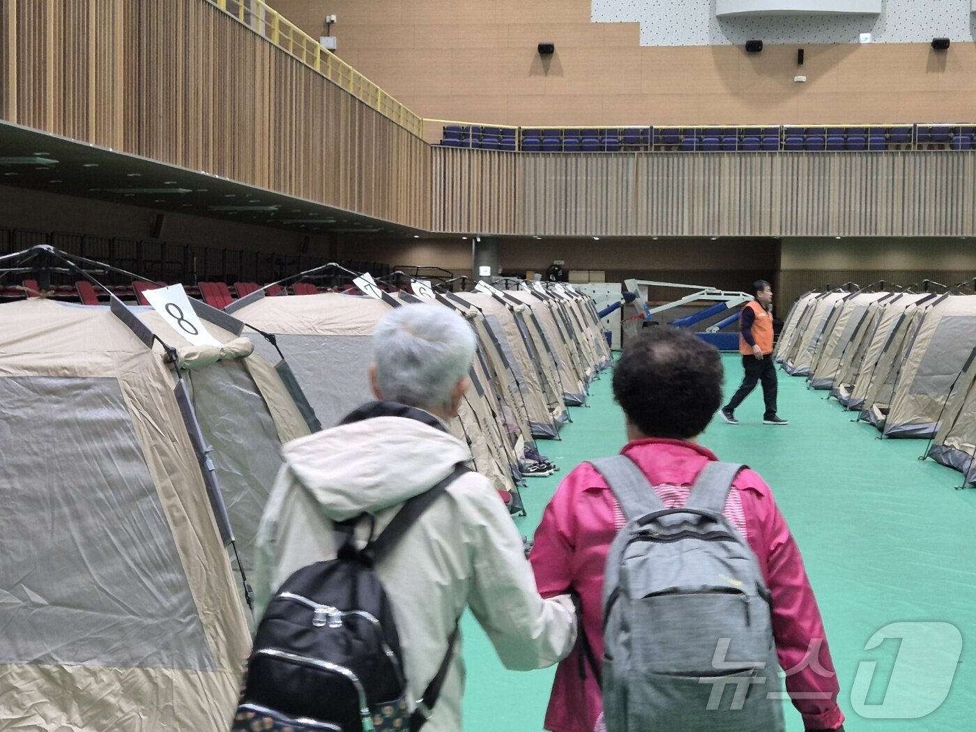 본문 이미지 - 22일 오후 1시 10분께 경기 남양주시 화도읍 한 아파트 지상주차장 옹벽이 붕괴됐다. 남양주시는 추가 붕괴를 우려해 주민들을 화도체육문화센터로 대피시켰다. 시는 긴급 안전점검 진행하고 있다.2025.04.22/뉴스1 양희문 기자 ⓒ News1 양희문 기자