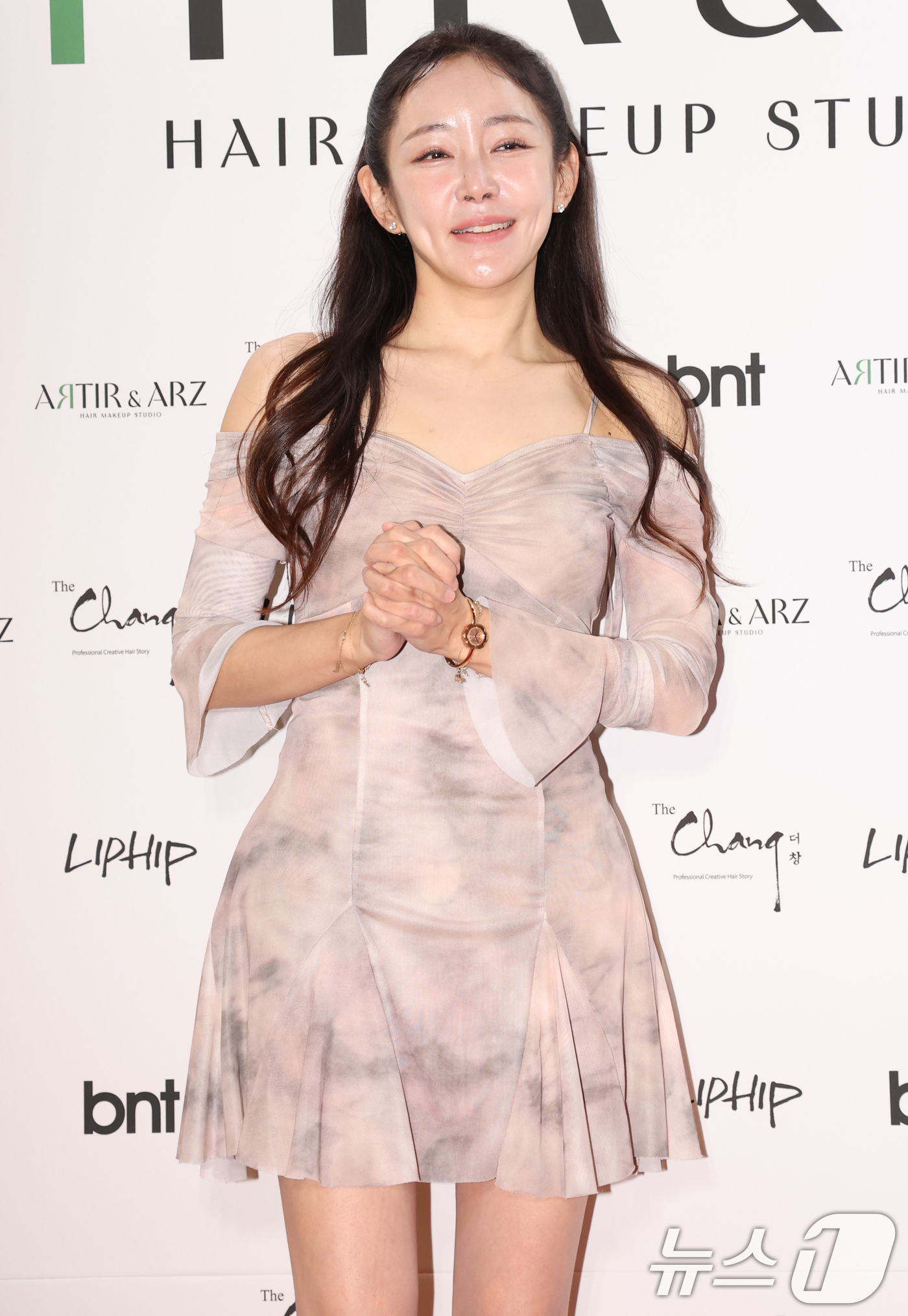 (서울=뉴스1) 권현진 기자 = 신주희 워터파랑 대표가 22일 서울 강남구 한 카페에서 열린 ‘아티르 & 아르즈’ 오프닝 행사에 참석해 포즈를 취하고 있다. 2025.4.22/뉴스 …