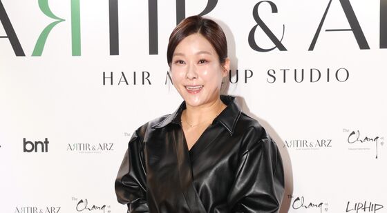 현영, 밝은 미소