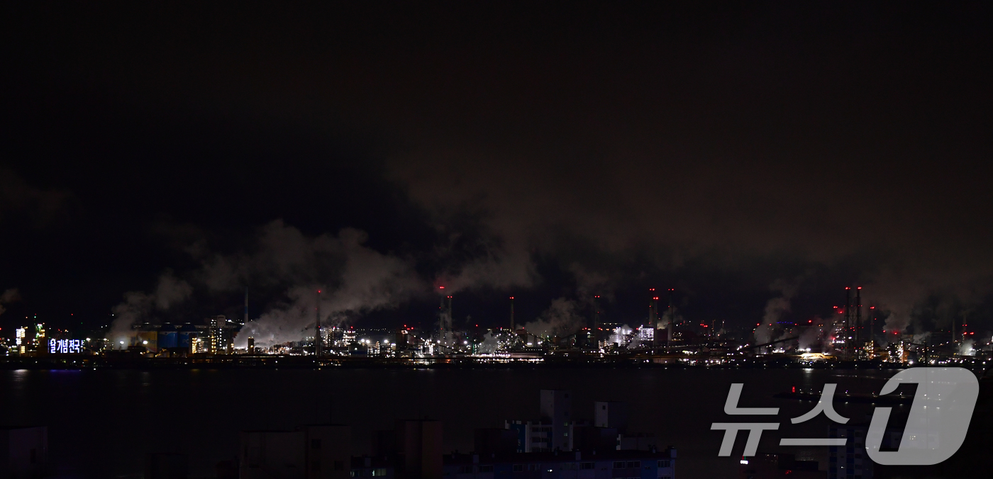 (포항=뉴스1) 최창호 기자 = 지구의 날인 22일 오후 포스코 포항제철소가 모든 경관 조명을 소등했다.지구의 날은 기후변화와 환경오염의 심각성을 알리기 위해 이날 오후 8시부터 …