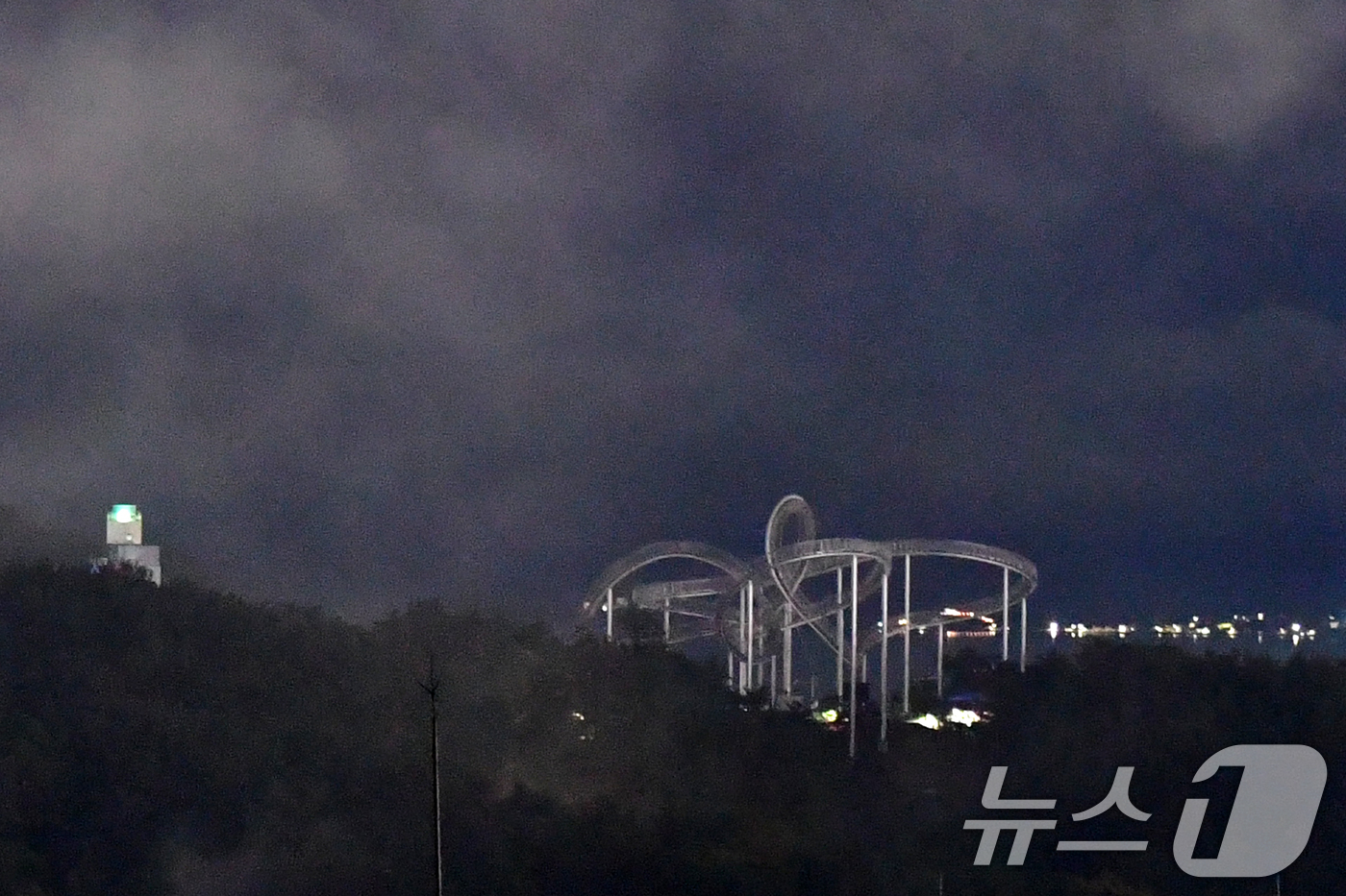 (포항=뉴스1) 최창호 기자 = 지구의 날인 22일 오후 경북 포항시 북구 환호해맞이공원에 위치한 스페이스워크 경관 조명이 모두 꺼져 있다.지구의 날은 기후변화와 환경오염의 심각성 …