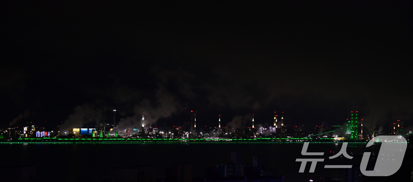 (포항=뉴스1) 최창호 기자 = 지구의 날인 22일 오후 포스코 포항제철소가 경관 조명이 켜져있다.포스코 포항제철소는 지구의 날을 맞아 이날 오후 8시부터 10분간 소등행사에 참가 …