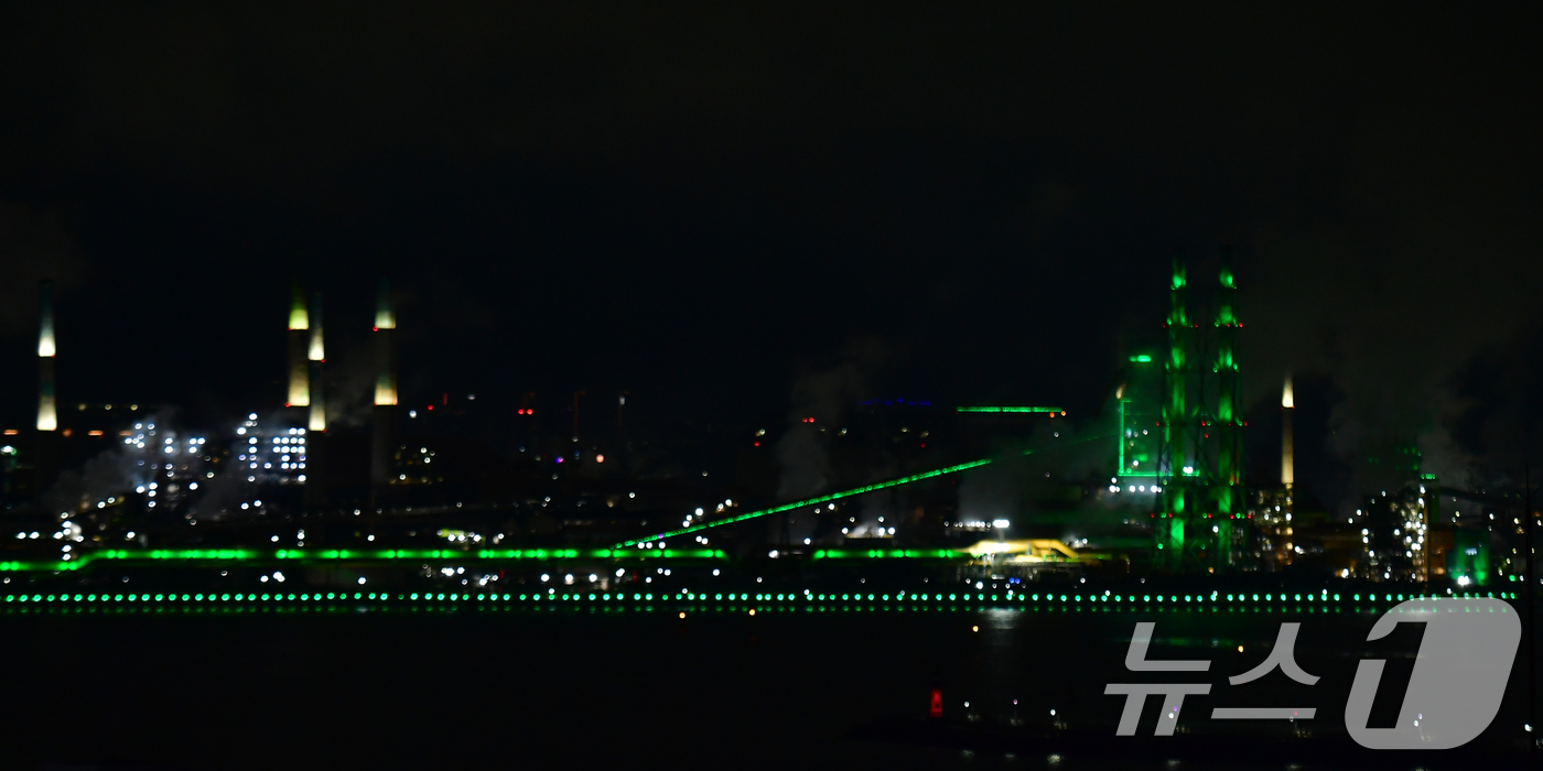 (포항=뉴스1) 최창호 기자 = 지구의 날인 22일 오후 포스코 포항제철소가 경관 조명이 켜져있다.포스코 포항제철소는 지구의 날을 맞아 이날 오후 8시부터 10분간 소등행사에 참가 …