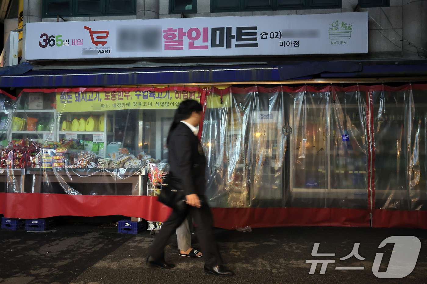 (서울=뉴스1) 박정호 기자 = 흉기 공격으로 1명이 숨지고 다른 한 명이 크게 다치는 사건이 발생한 22일 서울 강북구 지하철 4호선 미아역 인근 24시간 운영되던 할인마트 앞으 …