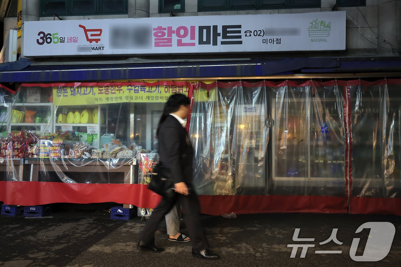 본문 이미지 - 흉기 공격으로 1명이 숨지고 다른 한 명이 크게 다치는 사건이 발생한 22일 서울 강북구 지하철 4호선 미아역 인근 24시간 운영되던 할인마트 앞으로 시민들이 지나고 있다.  2025.4.22/뉴스1 ⓒ News1 박정호 기자