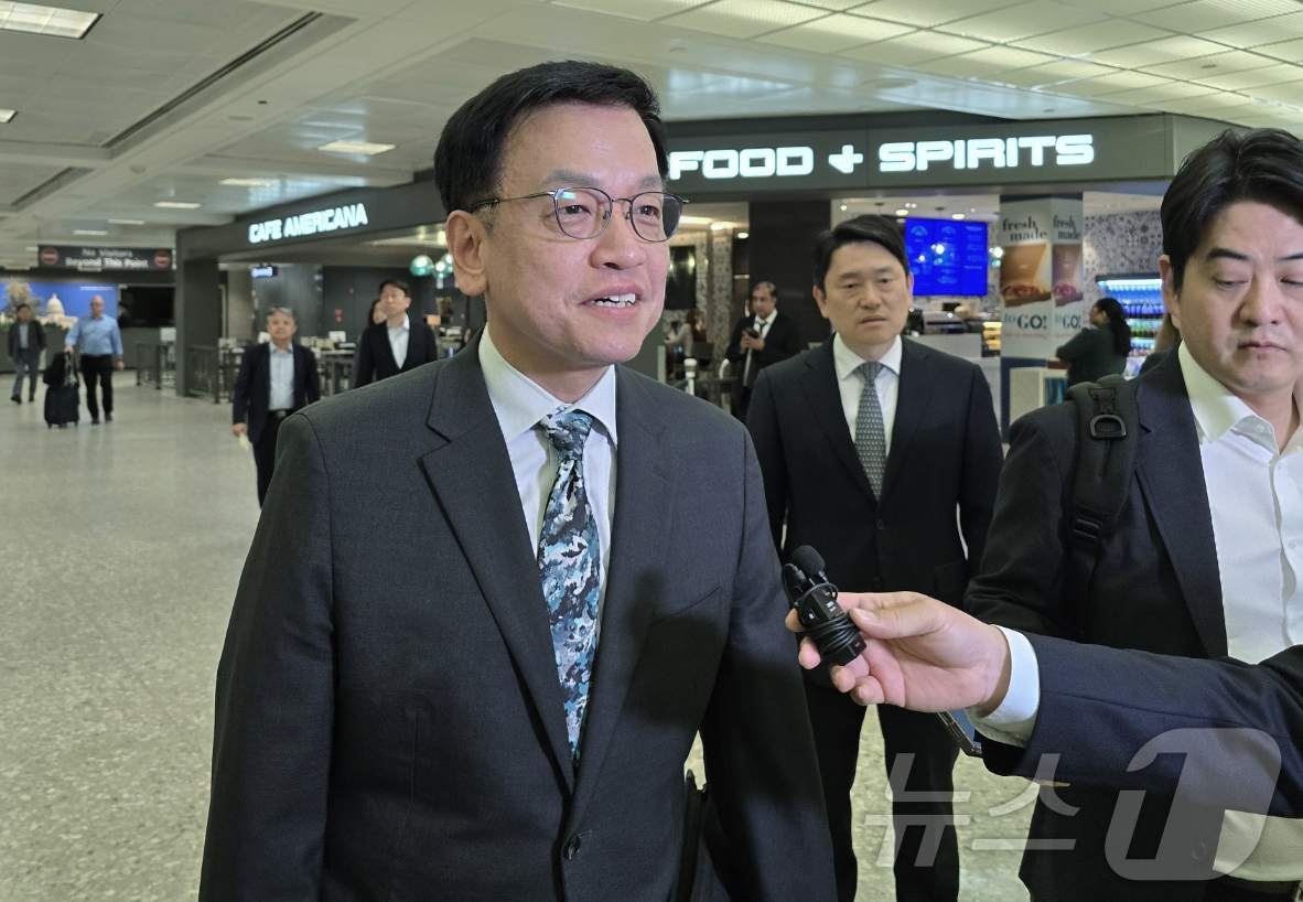 (워싱턴=뉴스1) 류정민 특파원 = 최상목 부총리 겸 기획재정부 장관이 22일(현지시간) 워싱턴DC 인근 덜레스 공항을 통해 입국하며 오는 24일 열리는 '한미 2+2 통상회의'와 …