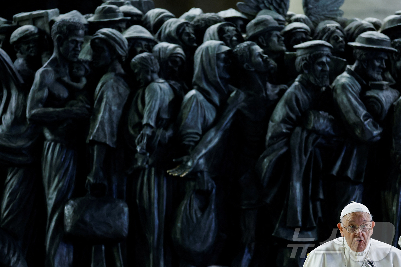 (바티칸 로이터=뉴스1) 김지완 기자 = 지난 2023년 10월 19일(현지시간) 바티칸성 성베드로광장의 '누구인지 알지 못하고 대접한 천사'(Angels Unaware) 앞에서 …