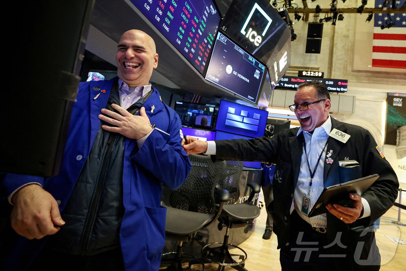 본문 이미지 - 미증시 랠리에 환호하고 있는 트레이더들. ⓒ 로이터=뉴스1