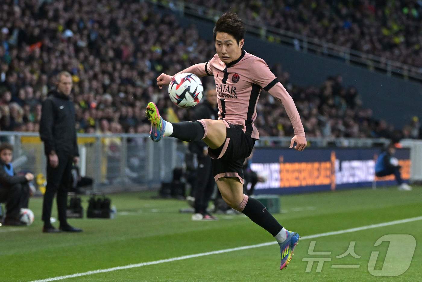 본문 이미지 - 이강인은 2024-25시즌 공식 대회 45경기에서 6골 6도움을 기록 중이다. ⓒ AFP=뉴스1