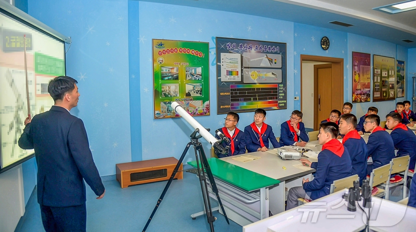 (평양 노동신문=뉴스1) = 북한 노동당 기관지 노동신문은 23일 만경대학생소년궁전을 방문했던 김정은 당 총비서가 이곳을 학생들을 위한 과외교양기지라고 지칭한 것을 재조명하며 "아 …