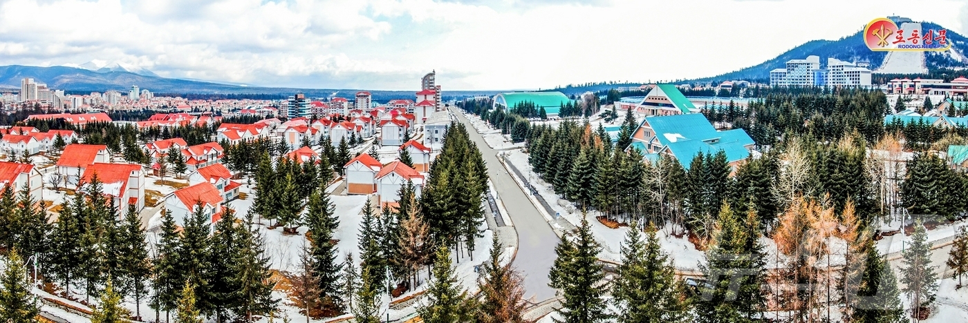 (평양 노동신문=뉴스1) = 북한 노동당 기관지 노동신문은 23일 삼지연시의 리명수거리를 조명하며 음악축전장, 삼지연들쭉음료공장, 삼지연종합전람관, 피로회복원, 고층주택 등을 소개 …