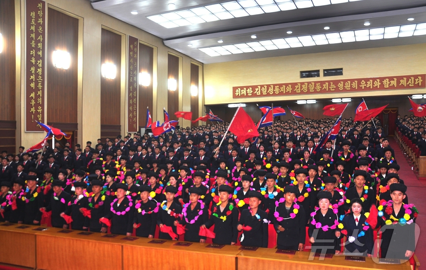 (평양 노동신문=뉴스1) = 북한 노동당 기관지 노동신문은 23일 황해북도 리계순사리원사범대학의 졸업생들, 토산군, 평산군,곡산군, 연산군의 청년들이 사회주의 건설 현장에 자원했다 …