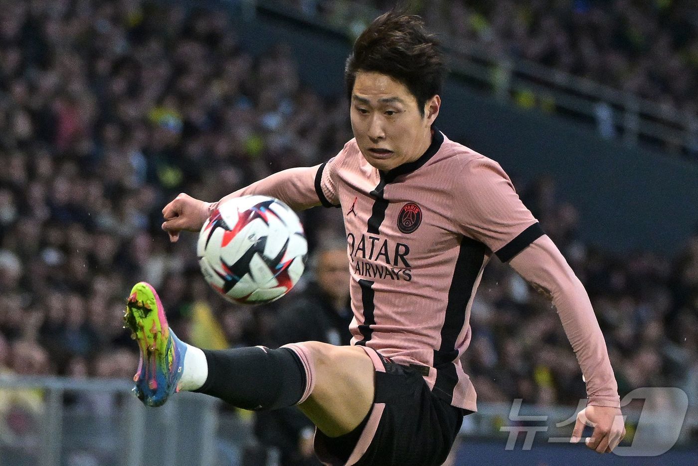 (AFP=뉴스1) = 이강인이 22일(현지 시각) 프랑스 낭트 스타드 드 라 보주아르에서 열린 리그앙 FC 낭트와 파리 생제르맹(PSG)의 원정 경기에서 볼을 컨트롤하고 있다.이강 …