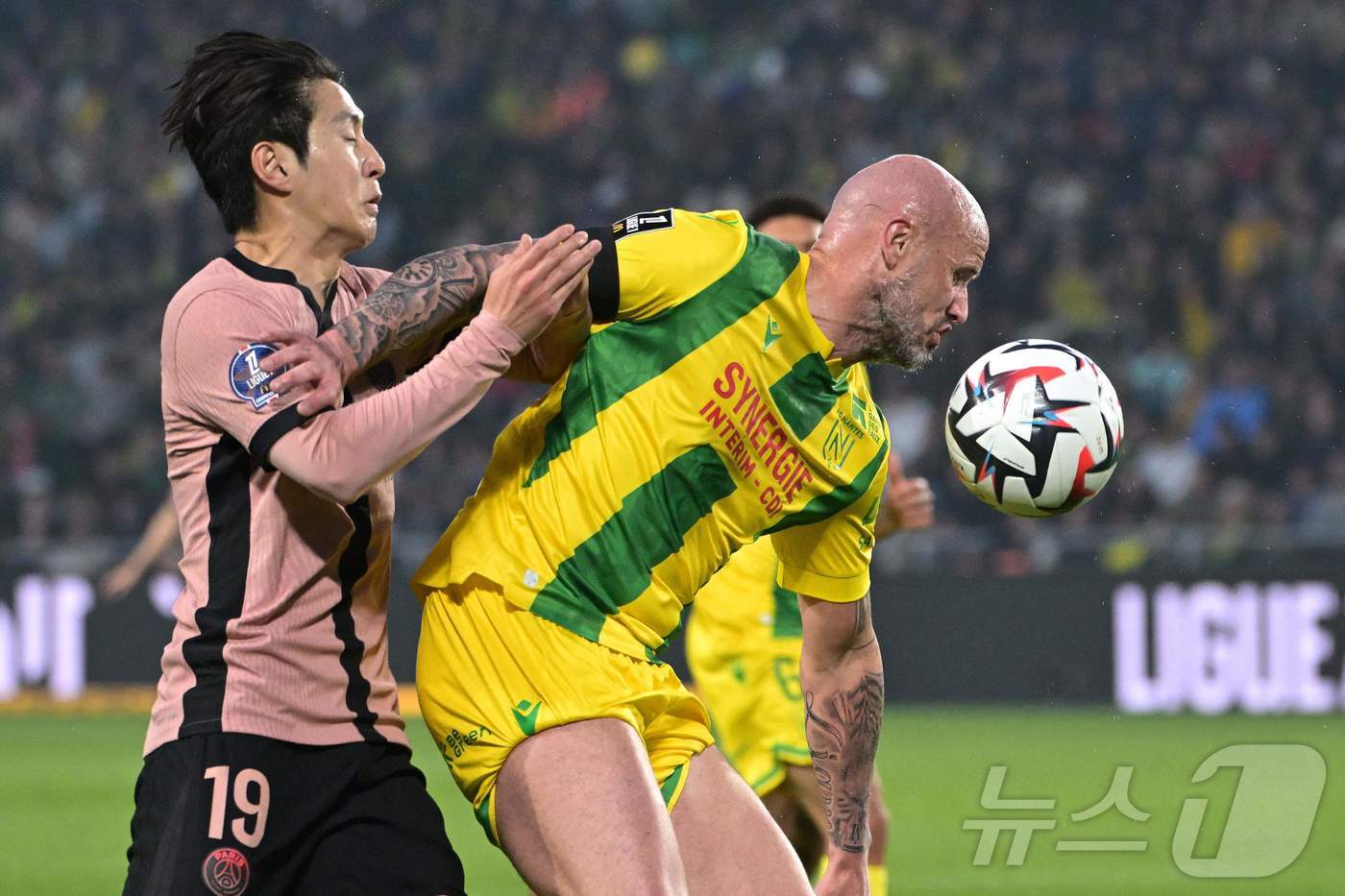 (AFP=뉴스1) = 이강인이 22일(현지 시각) 프랑스 낭트 스타드 드 라 보주아르에서 열린 리그앙 FC 낭트와 파리 생제르맹(PSG)의 원정 경기에서 낭트 수비수 니콜라스 팔루 …