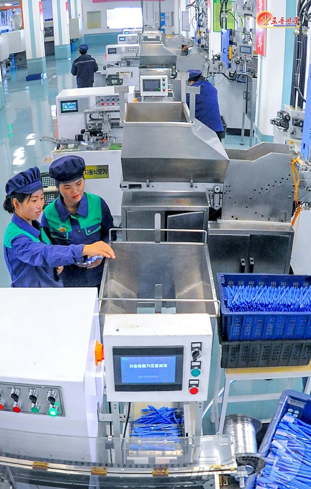 (평양 노동신문=뉴스1) = 북한 노동당 기관지 노동신문은 23일 평양치과위생용품공장에서 제품의 질을 높이기 위해 노력하고 있다고 보도했다. [국내에서만 사용가능. 재배포 금지. …