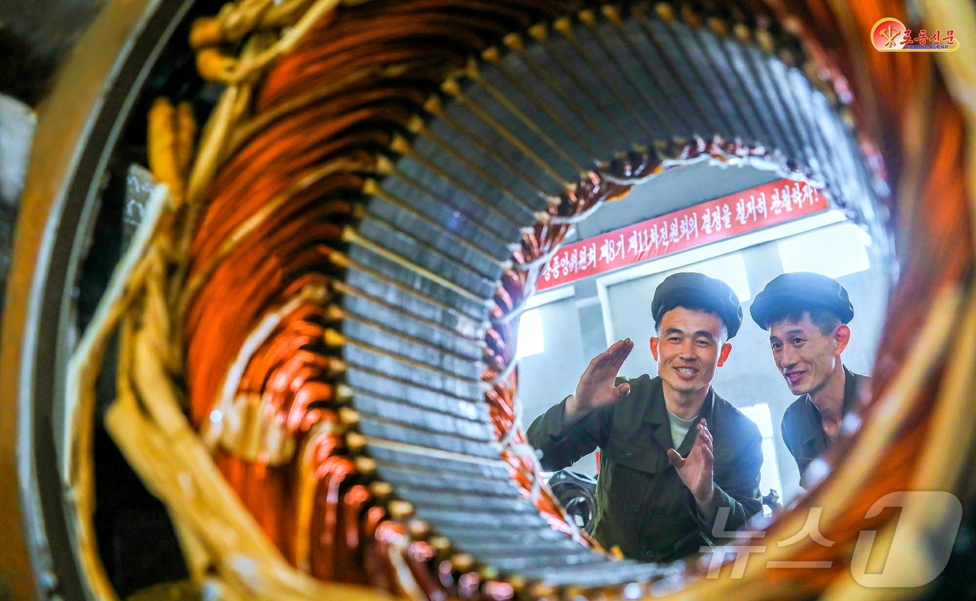 (평양 노동신문=뉴스1) = 북한 노동당 기관지 노동신문은 23일 평양전동기공장 노동자들이 서로의 지혜를 합쳐가며 생산에서 제기되는 기술적 문제들을 풀어나가고 있다고 보도했다. [ …