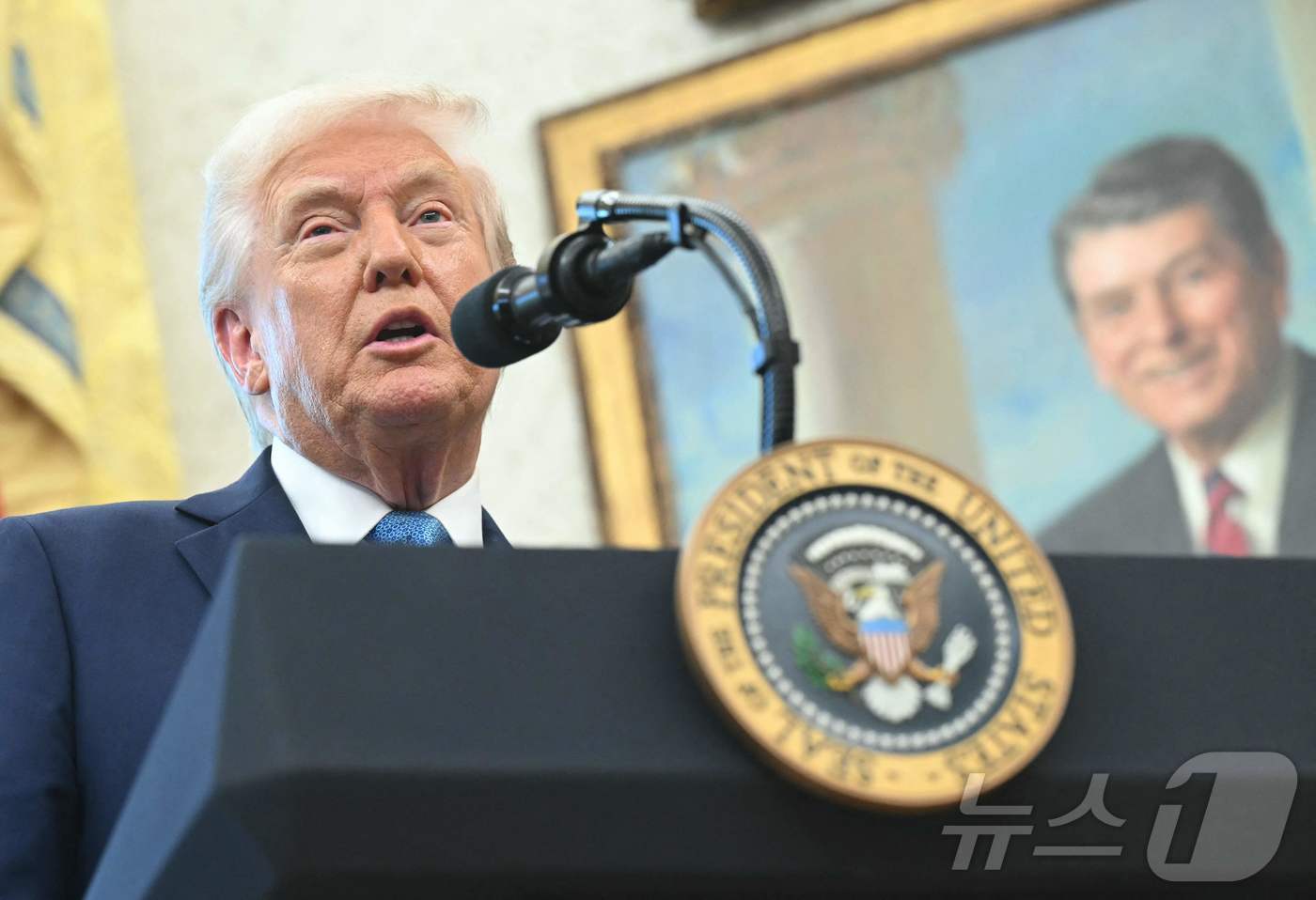 (워싱턴 AFP=뉴스1) 우동명 기자 = 도널드 트럼프 미국 대통령이 22일 (현지시간) 워싱턴 백악관에서 열린 폴 앳킨스 증권거래위원회(SEC) 위원장의 취임 선서 행사서 "제롬 …