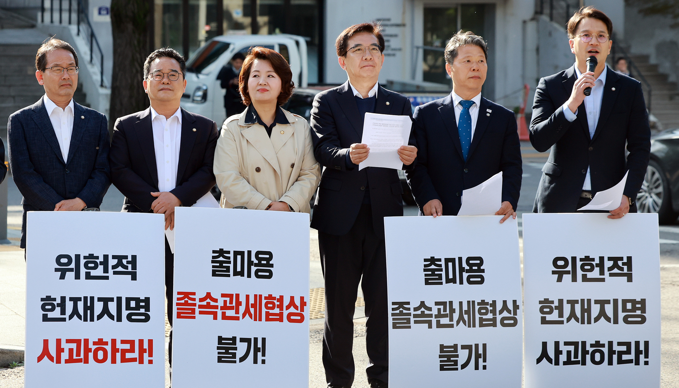 (서울=뉴스1) 김진환 기자 = 더불어민주당 강준현(왼쪽부터), 민병덕, 이수진, 정일영, 서영석, 전용기 의원이 23일 오전 서울 종로구 삼청동 총리공관 앞에서 한덕수 대통령 권 …