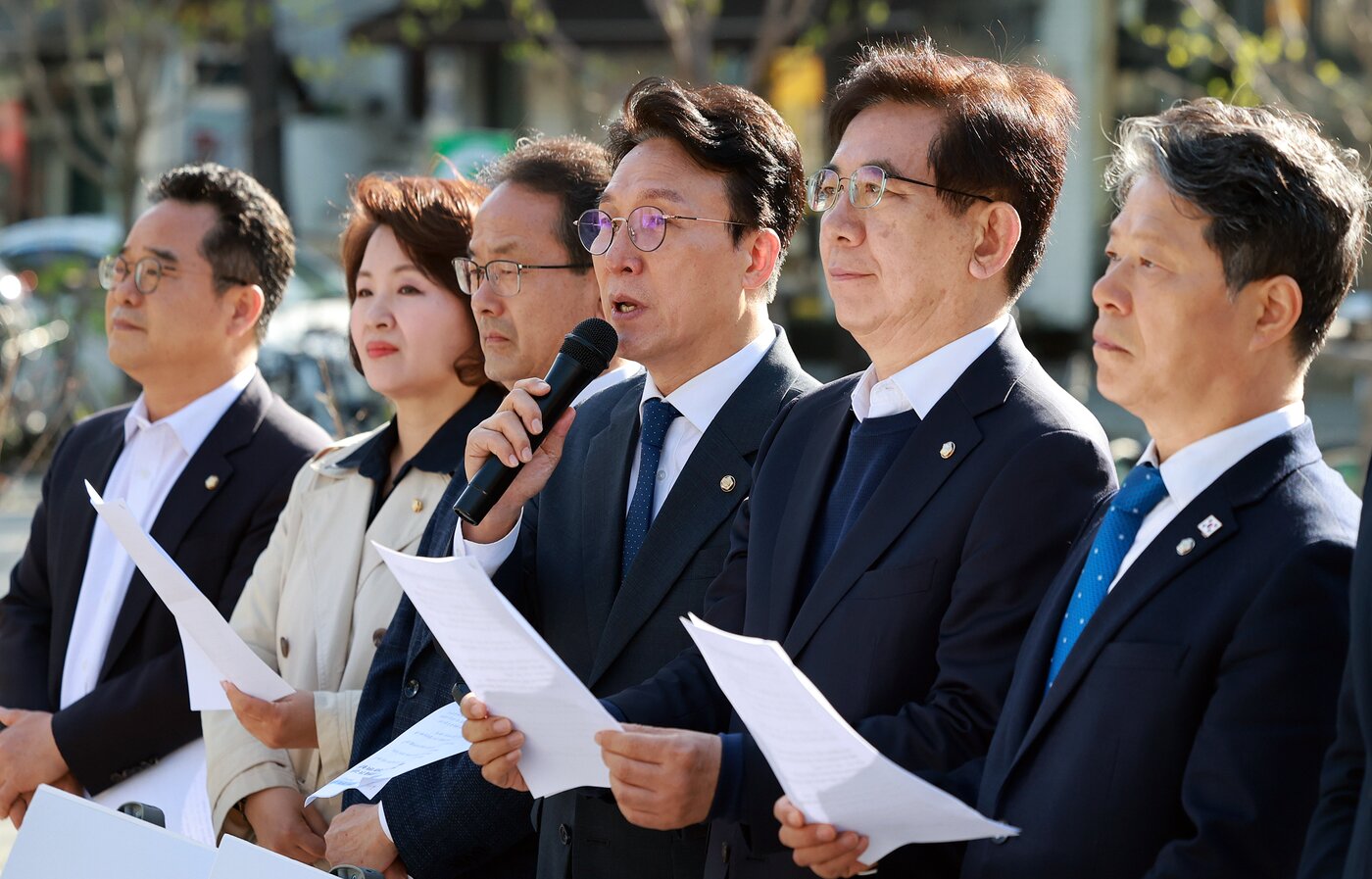 본문 이미지 - 김민석 더불어민주당 최고위원(가운데) 및 민주당 재선의원들이 23일 오전 서울 종로구 삼청동 총리공관 앞에서 한덕수 대통령 권한대행 대선 출마용 졸속관세협상 규탄 기자회견을 하고 있다. 2025.4.23 ⓒ 뉴스1 김진환 기자