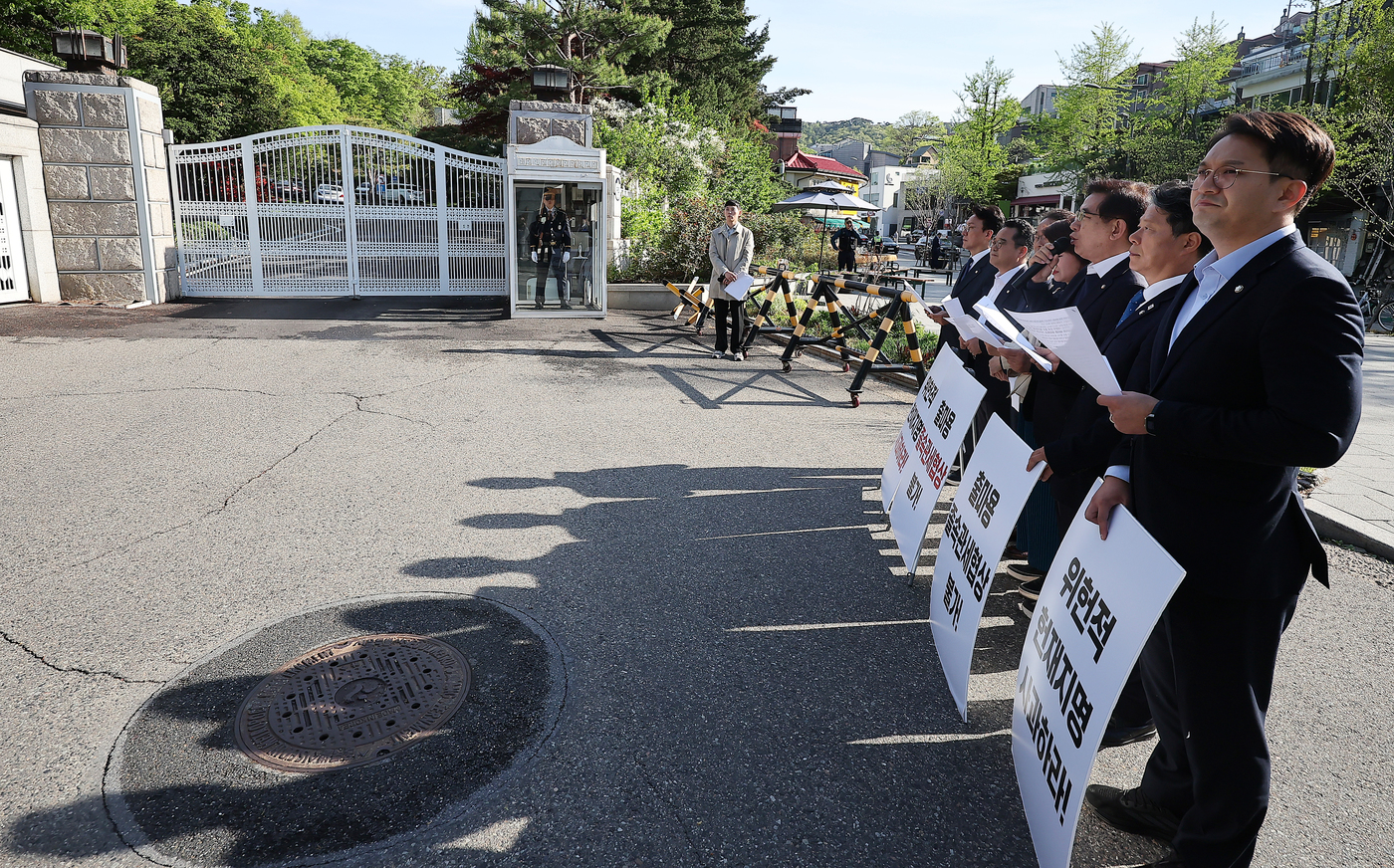 (서울=뉴스1) 김진환 기자 = 김민석 더불어민주당 최고위원 및 민주당 재선 의원들이 22일 오전 서울 종로구 정부서울청사 앞에서 한덕수 대통령 권한대행 대선 출마용 졸속관세협상 …