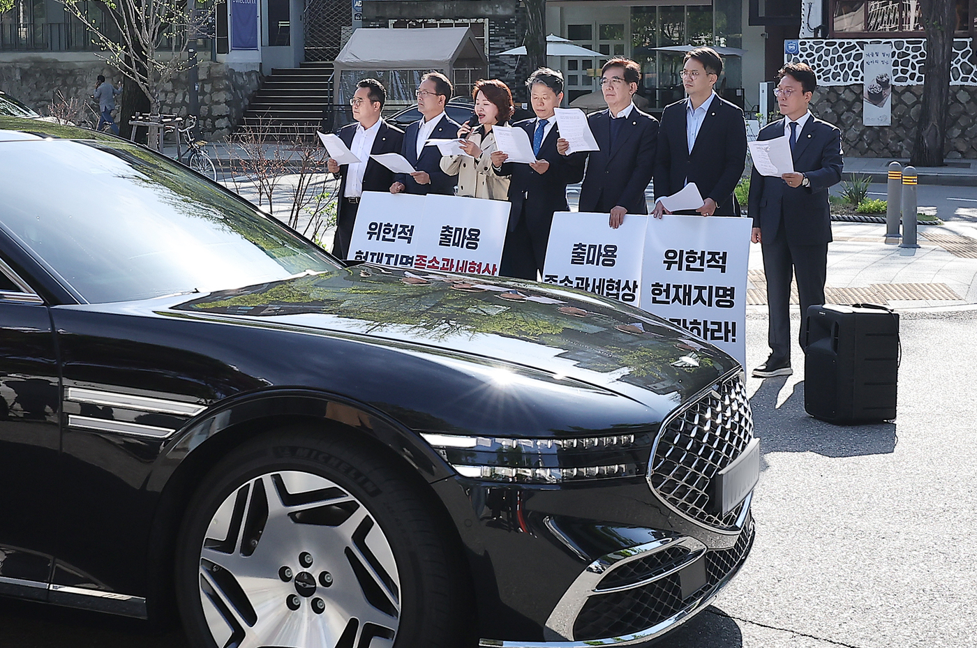 (서울=뉴스1) 김진환 기자 = 김민석 더불어민주당 최고위원 및 민주당 재선 의원들이 23일 오전 서울 종로구 삼청동 총리공관 앞에서 한덕수 대통령 권한대행 대선 출마용 졸속관세협 …