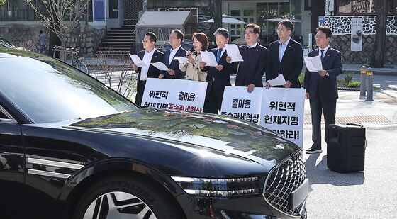 총리공관 앞에서 기자회견 갖는 더불어민주당 의원들