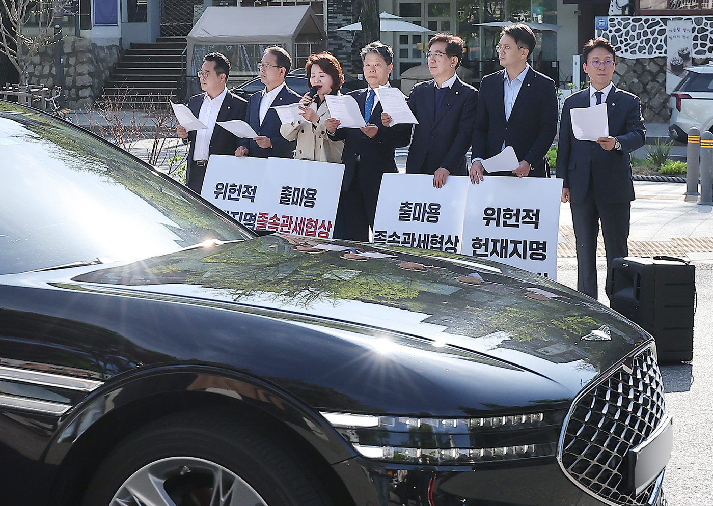 (서울=뉴스1) 김진환 기자 = 김민석 더불어민주당 최고위원 및 민주당 재선 의원들이 23일 오전 서울 종로구 삼청동 총리공관 앞에서 한덕수 대통령 권한대행 대선 출마용 졸속관세협 …