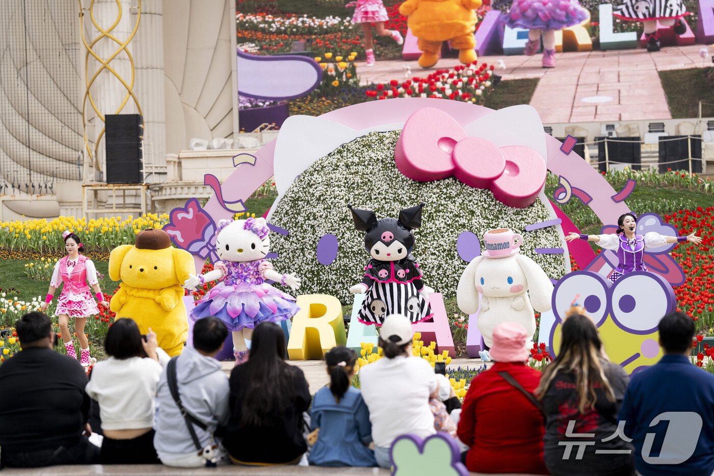 본문 이미지 - 에버랜드 포시즌스가든에서 진행되는 국내 최초의 산리오캐릭터즈 공연.&#40;에버랜드 제공&#41;