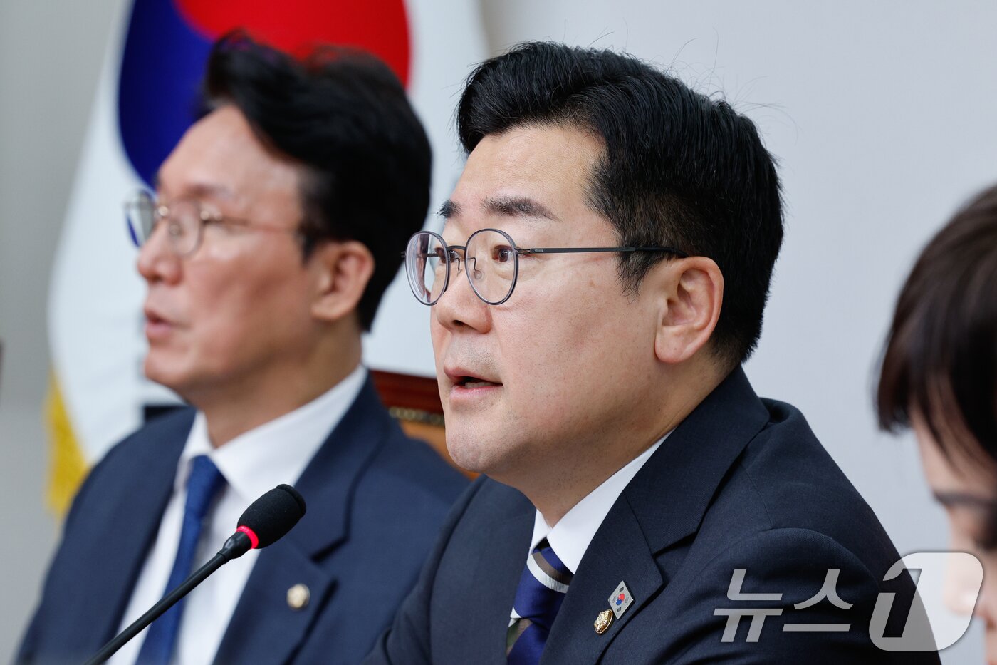 본문 이미지 - 박찬대 더불어민주당 대표 직무대행 겸 원내대표가 23일 오전 서울 여의도 국회에서 열린 최고위원회의에 참석해 모두 발언하고 있다. 2025.4.23/뉴스1 ⓒ News1 안은나 기자