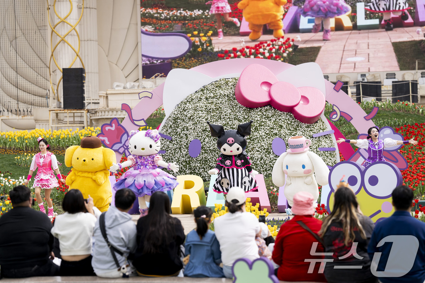(서울=뉴스1) 이연주 기자 = 에버랜드가 산리오캐릭터즈와 콜라보한 튤립축제에 한 달간 50만명의 상춘객이 방문하며 인기를 끌고있다고 23일 밝혔다.사진은 포시즌스가든에서 진행되는 …