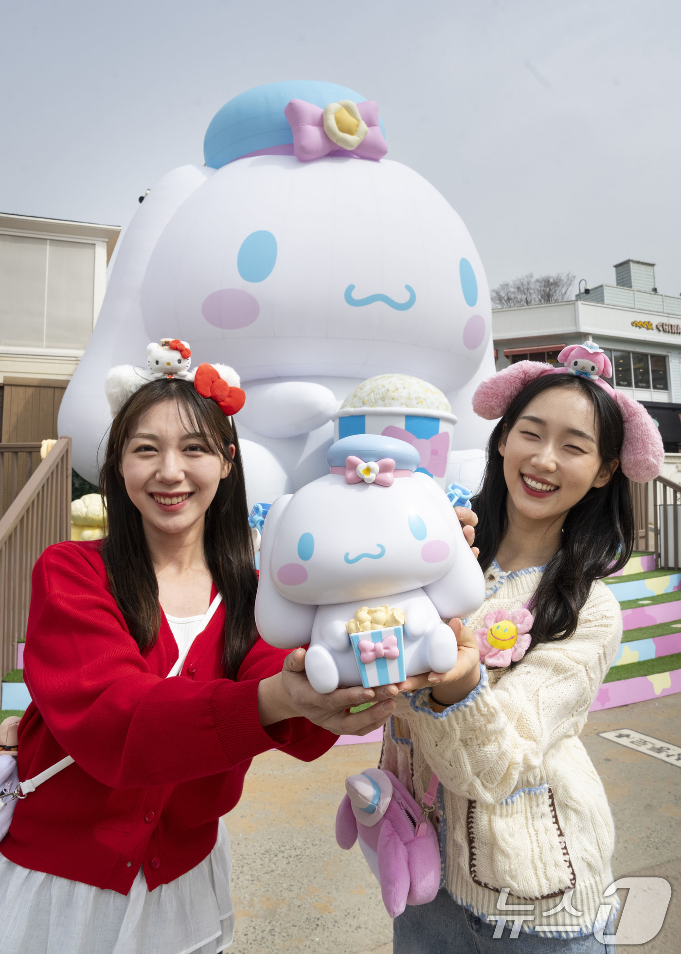 (서울=뉴스1) 이연주 기자 = 에버랜드가 산리오캐릭터즈와 콜라보한 튤립축제에 한 달간 50만명의 상춘객이 방문하며 인기를 끌고있다고 23일 밝혔다.모델이 시나모롤 팝콘통을 소개하 …