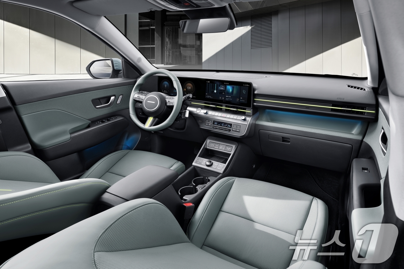 (서울=뉴스1) 이연주 기자 = 현대자동차가 상품성을 한층 강화한 대표 소형 SUV '2025 코나'를 23일 출시하고 본격적인 판매를 시작한다고 밝혔다.사진은 현대자동차 2025 …