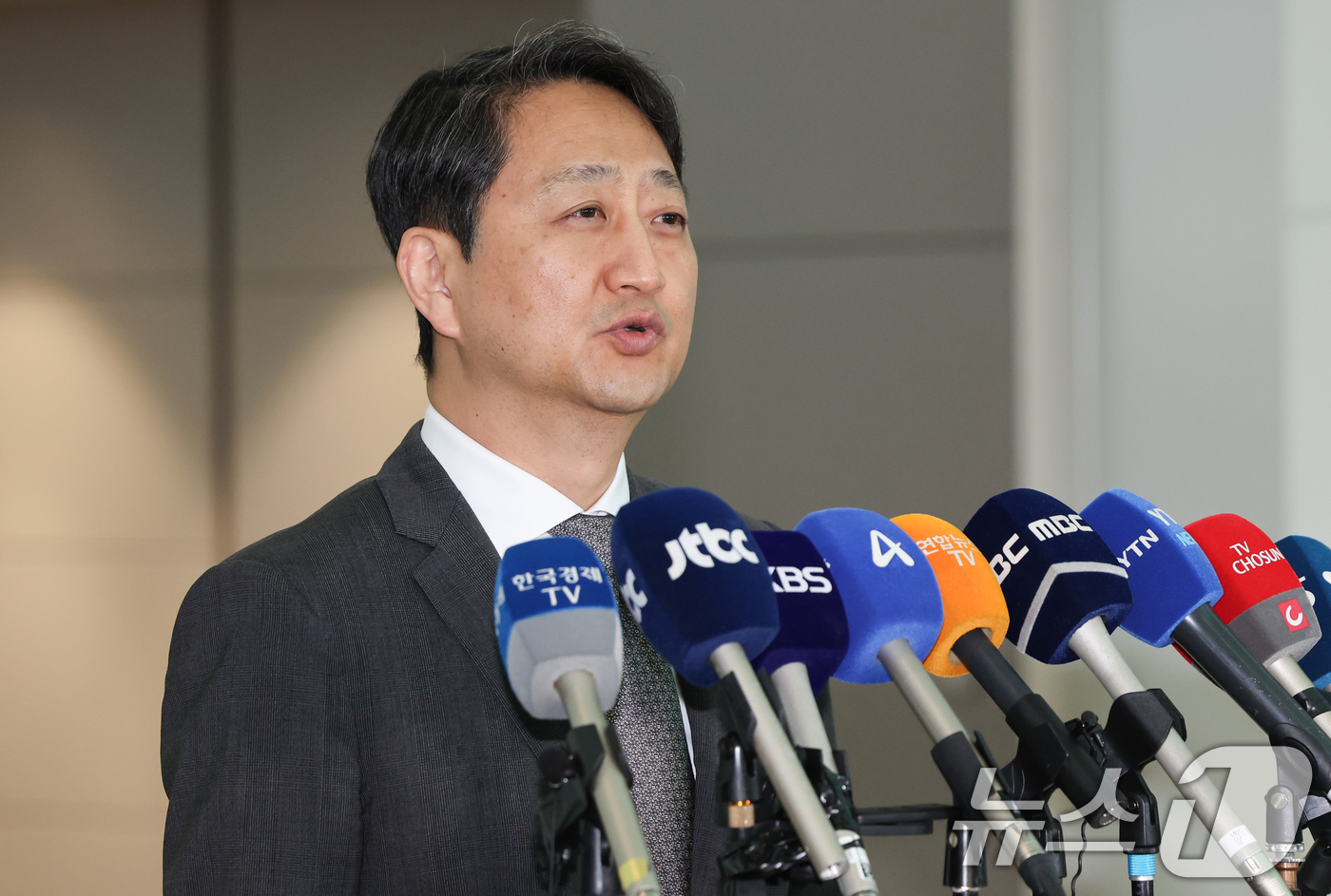 (인천공항=뉴스1) 허경 기자 = 안덕근 산업통상자원부 장관이 23일 인천국제공항을 통해 출국하며 취재진의 질의에 답하고 있다.안 장관은 오는 24일(현지시각) 미국 워싱턴 D.C …